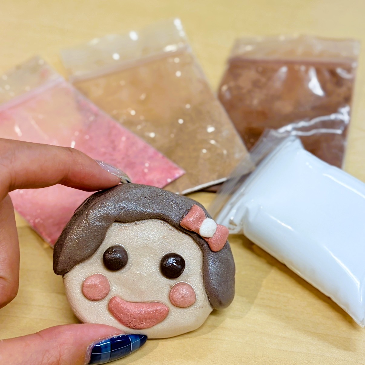 \コスメ回収 ワークショップ 地球に優しいエコ工作!/ いらなくなったコスメと紙ねんどで「大好きな人の顔」づくり